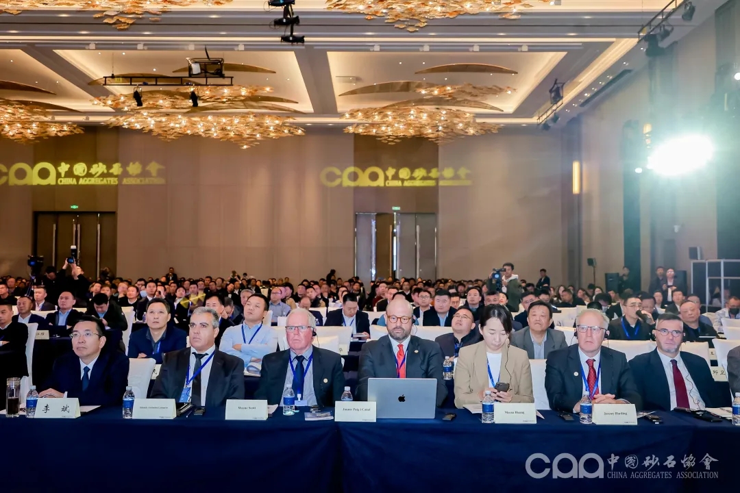 Основной доклад | С международной точки зрения, Ху Юи выдвинул новые идеи по комплексной утилизации твердых отходов и восстановлению экологической среды